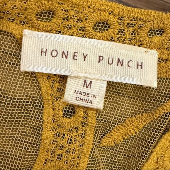 Honey Punch Deep Plunge Neck Flutter Sleeve Lace Romper Mustard Gold Size Medium - Picture 7 of 11